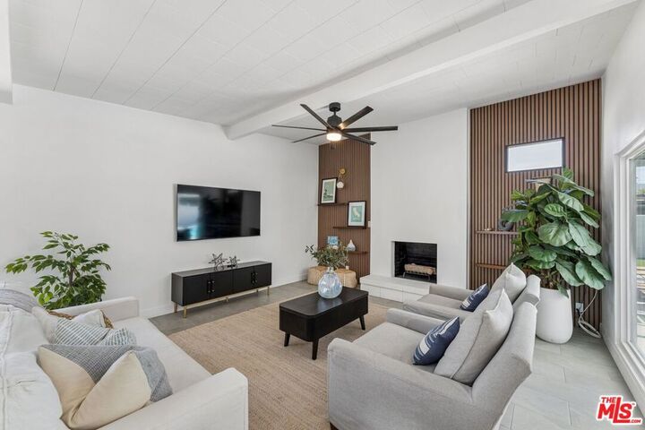 Property Photo:  547 N Farrell Drive  CA 92262 