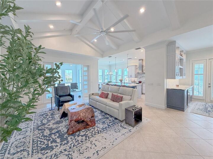 Property Photo: 6573 Dominica Dr 202 FL 34113