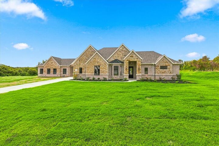 Property Photo: 1005 Andy Ranch Court TX 76020
