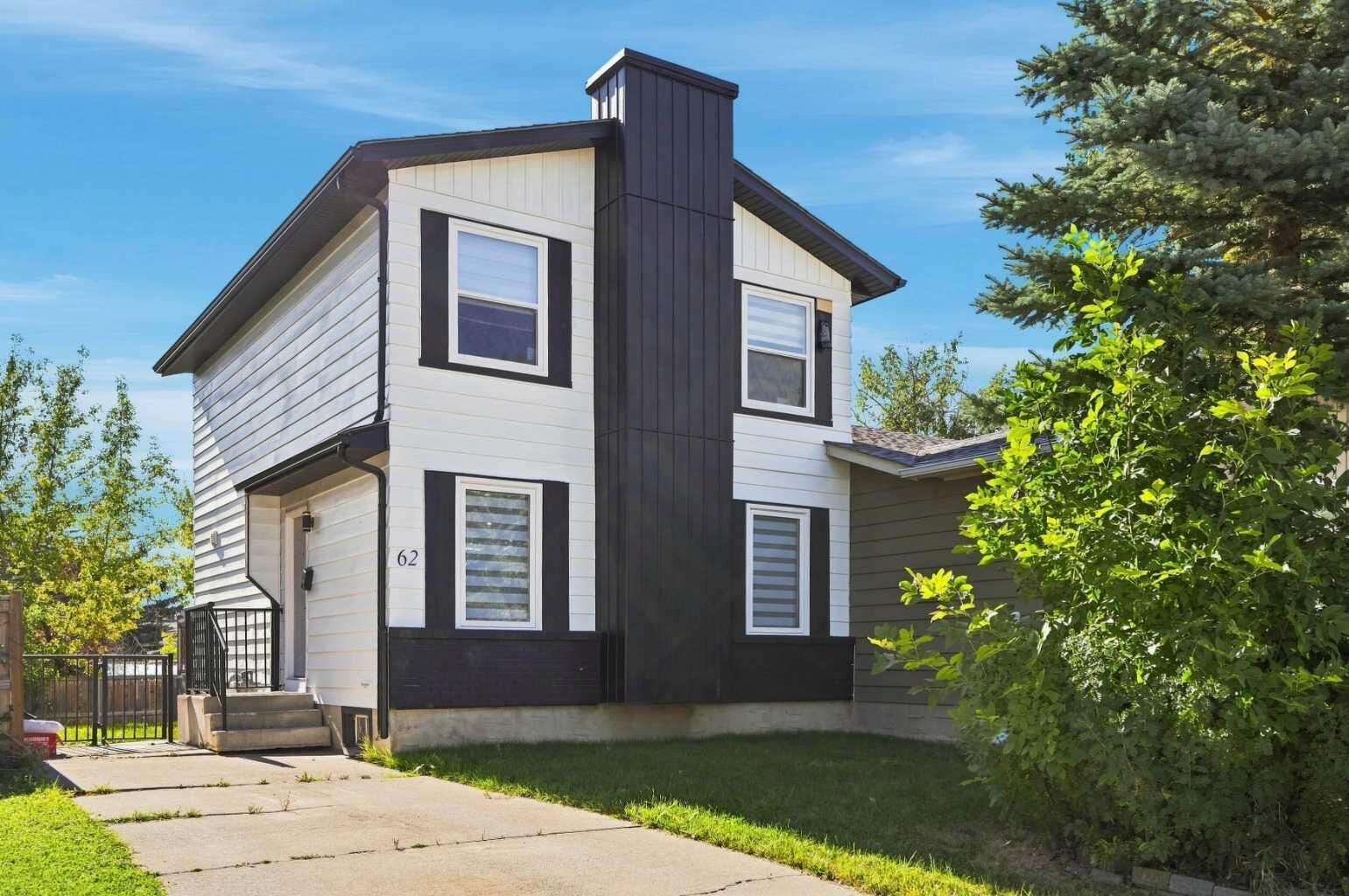 Property Photo:  62 Deer Ridge Way SE  AB T2J 5Y6 