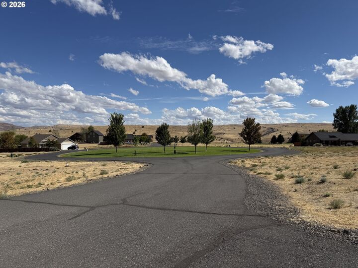 Property Photo: 423 Little Lake Rd OR 97037