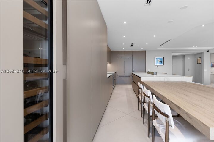 Property Photo:  21050 Point Pl 902  FL 33180 