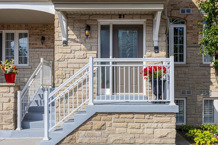 Property Photo: 520 Silken Laumann Drive 21 ON L3X 2S7