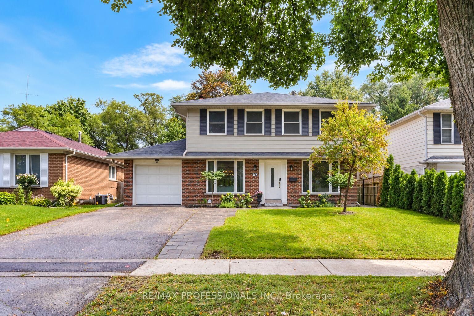 Property Photo:  37 Birchleaf Crescent  ON M9R 2L5 