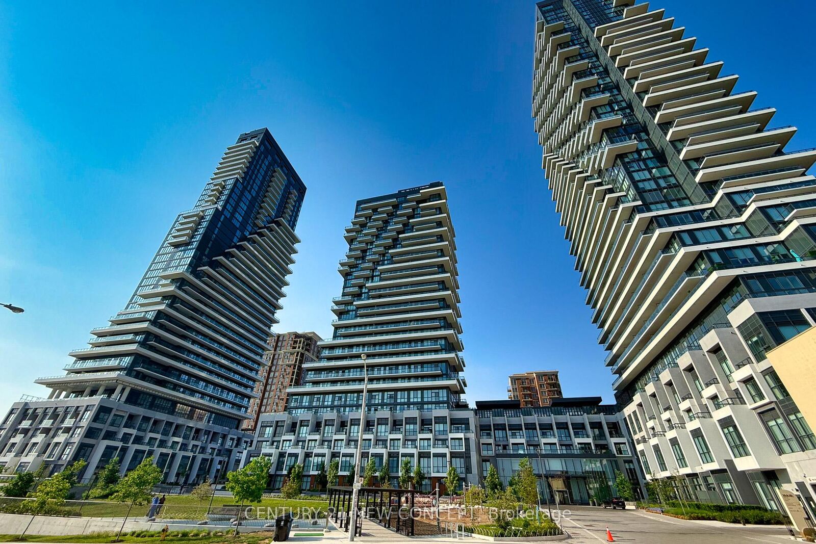 Property Photo: 30 Inn On The Park Drive 2801 ON M3C 0P7