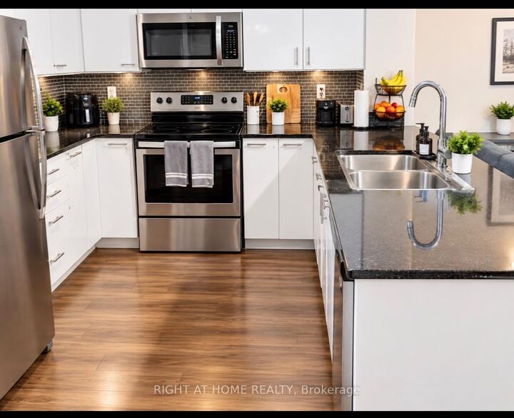 Property Photo:  2152 Lawrence Avenue E 910  ON M1R 0B5 
