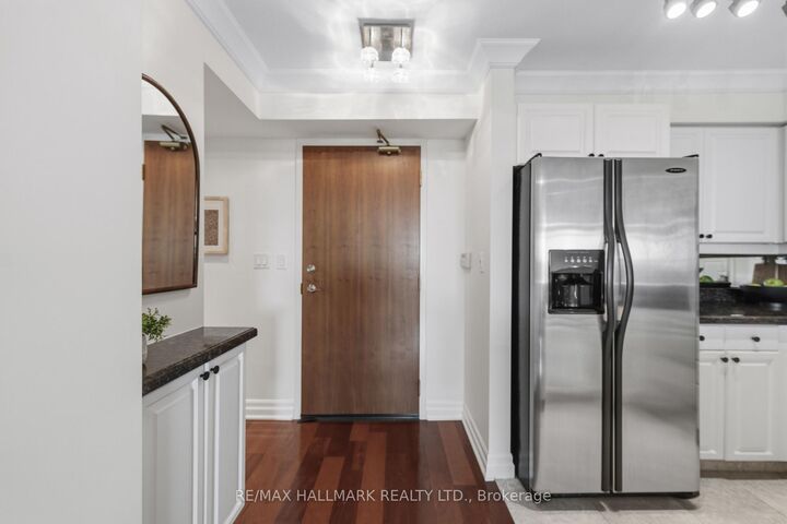 Property Photo:  3840 Bathurst Street 511  ON M3H 6C6 