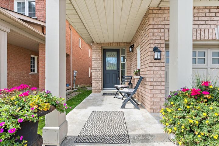 Property Photo:  1069 Knotty Pine Grove  ON L5W 1J6 
