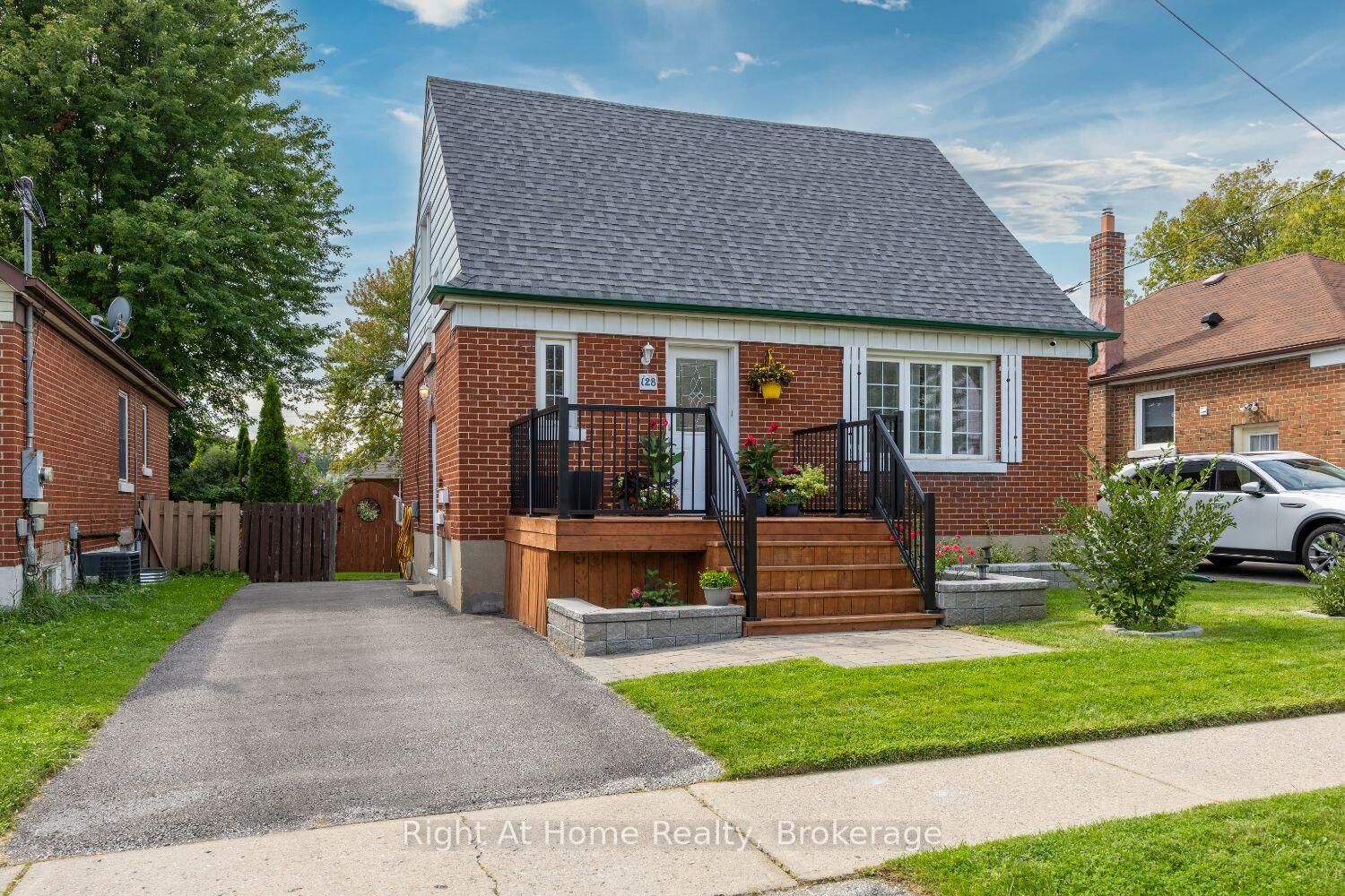 Property Photo:  128 Lasalle Avenue  ON L1H 5Y5 