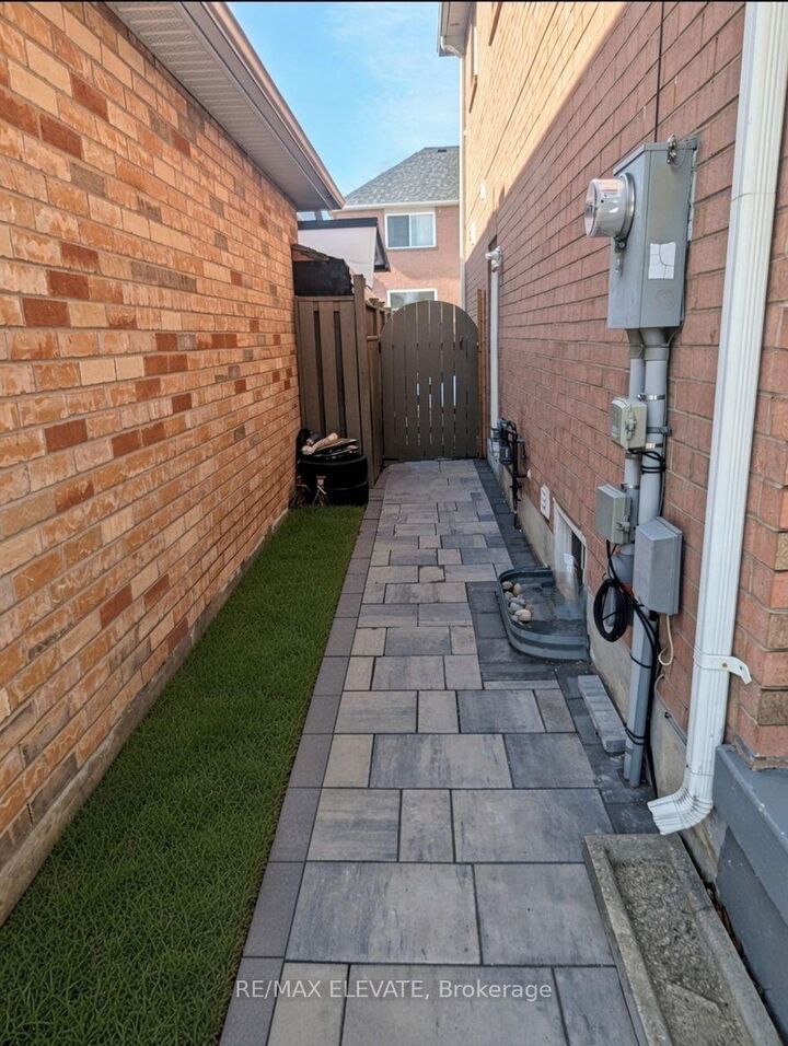 Property Photo:  101 Knotwood Crescent  ON M1X 1V8 