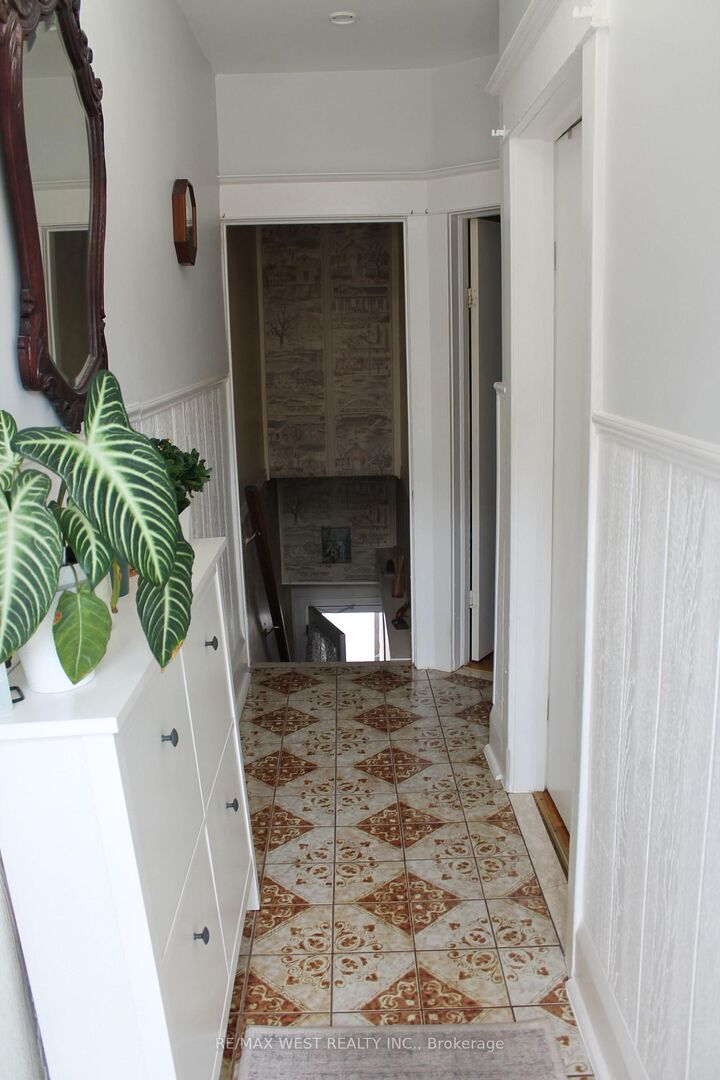 Photo de la propriété:  11A Woodcroft Crescent  ON M6E 1W7 