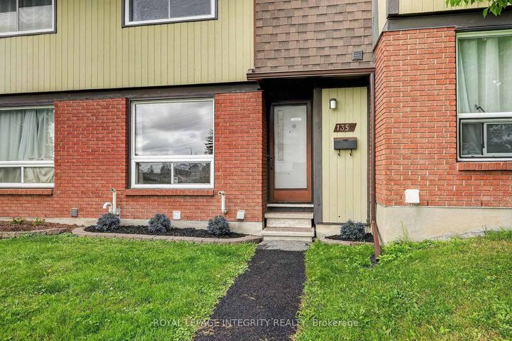 Property Photo:  1352 Bakker Court  ON K1C 2K4 