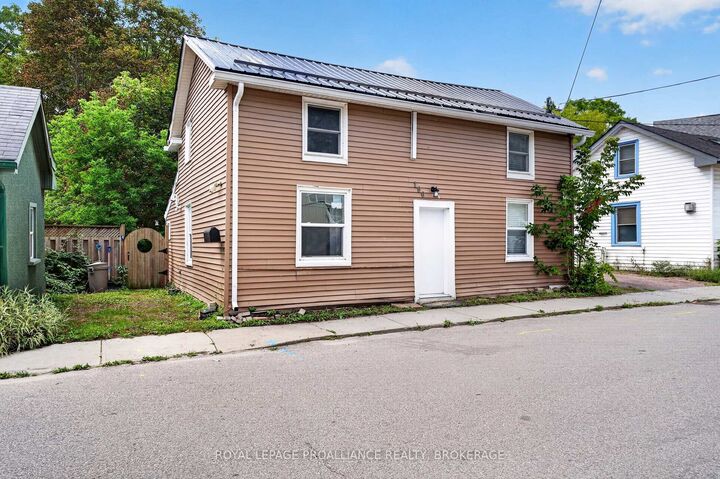 Property Photo:  196 York Street  ON K7K 1R4 