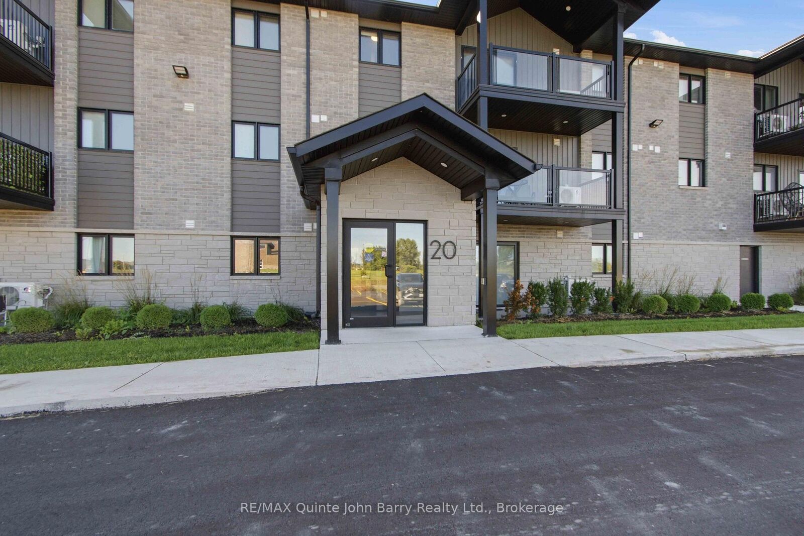 Property Photo:  302-20 Hillside Meadow Drive  ON K8V 0J7 