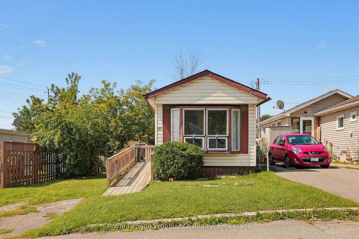 Property Photo:  5 Kenneth Boulevard  ON K8N 4Z3 