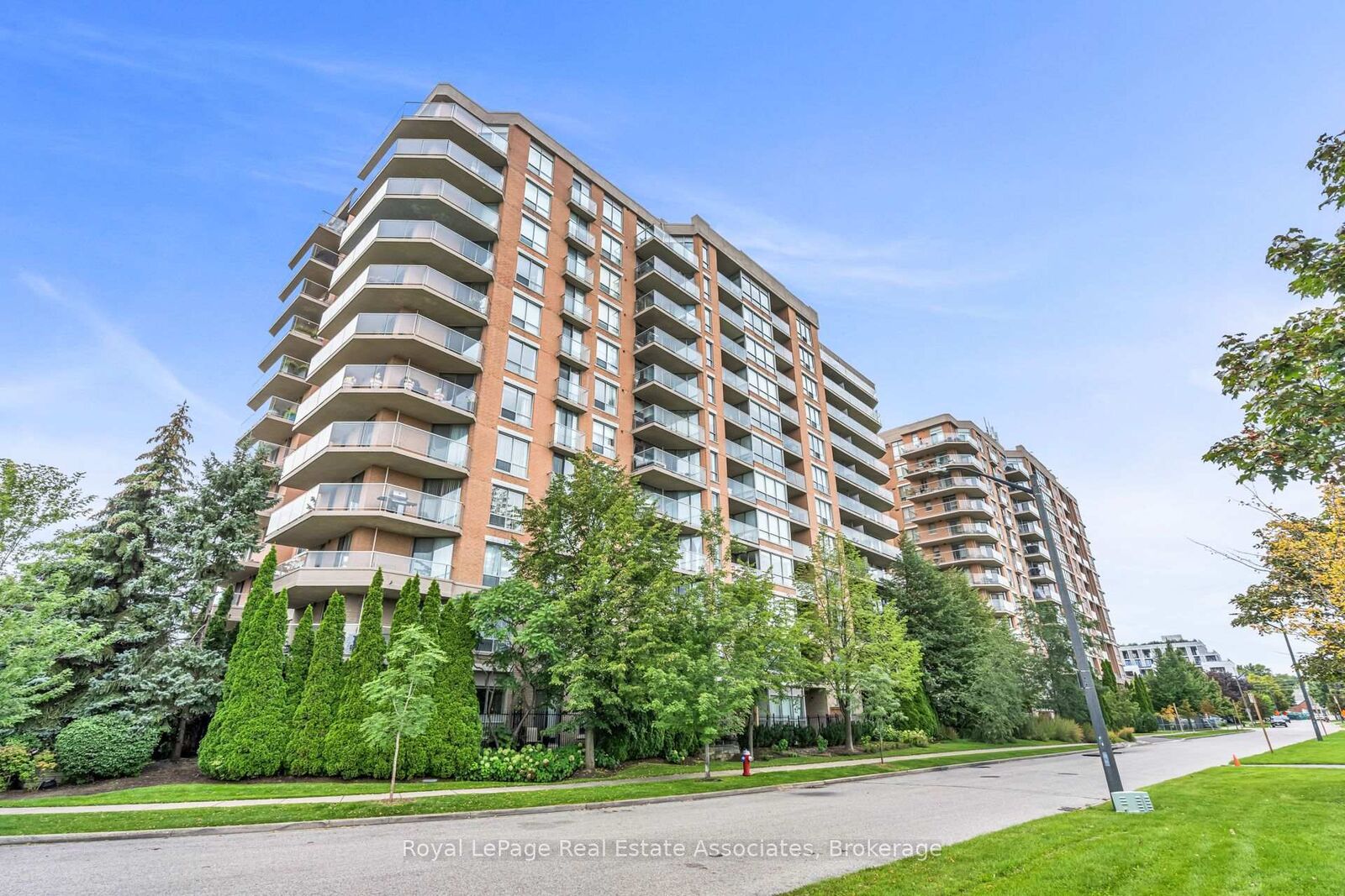 Property Photo:  1140 Parkwest Place 208  ON L5E 3K9 