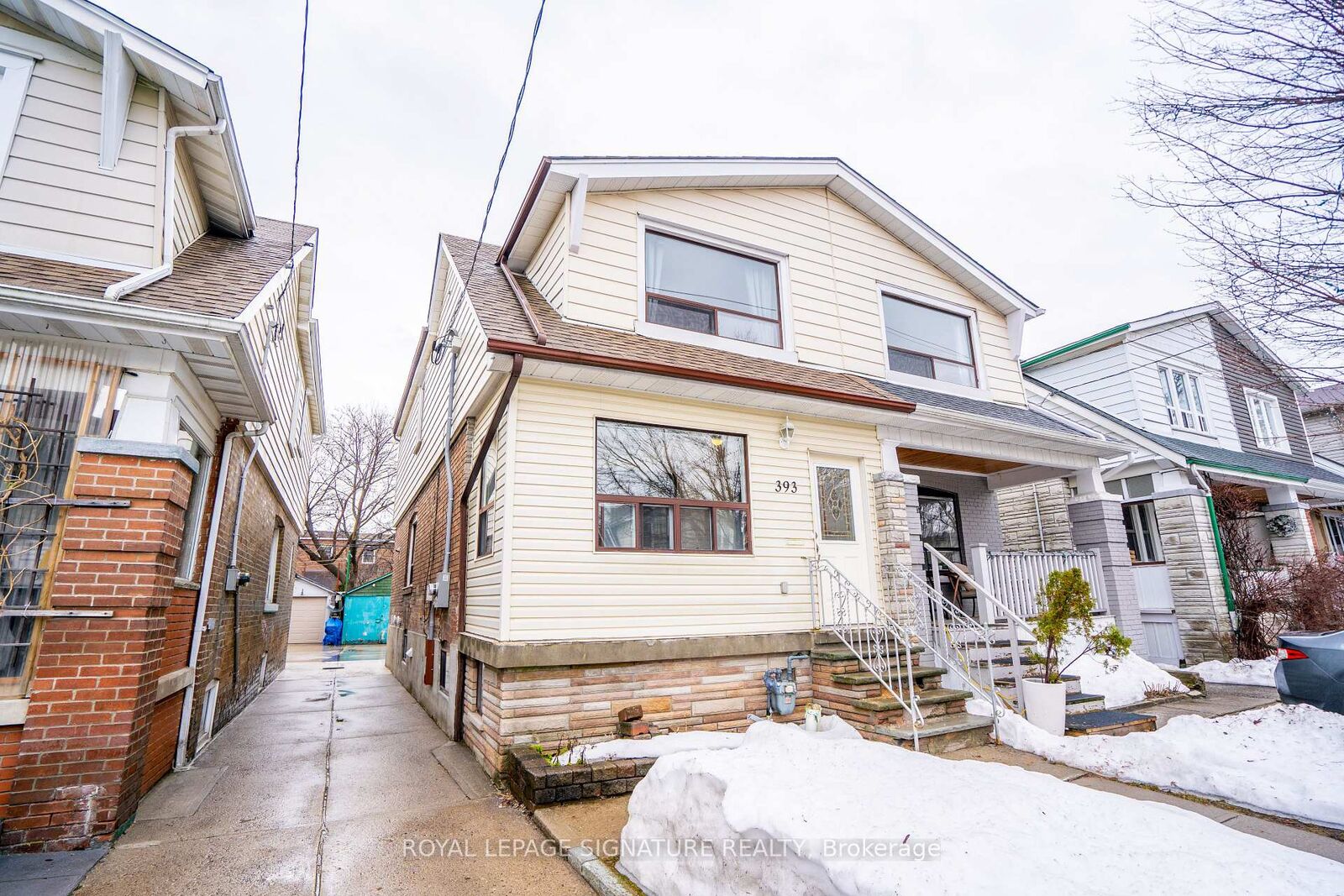 Property Photo:  393 Milverton Boulevard Upper  ON M4J 1W1 
