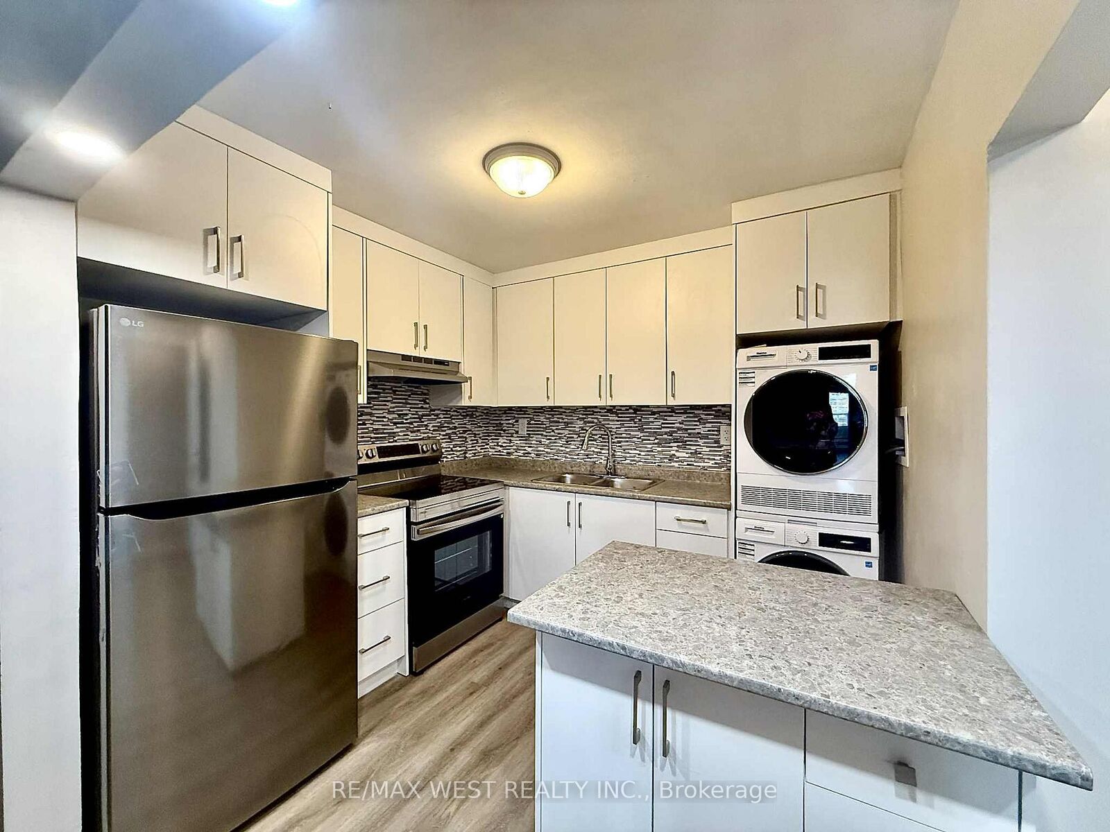Property Photo:  402 Royal York Road 2  ON M8Y 2R5 