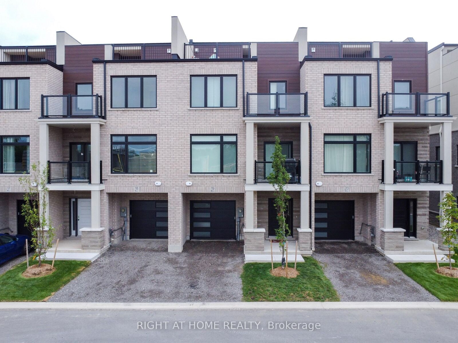 Property Photo: 292 Vine Street 19 ON L2M 4T3