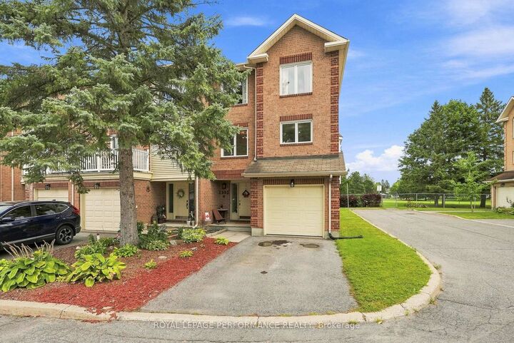 Property Photo:  1992 Summerfields Crescent  ON K1C 7B4 