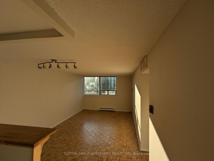 Property Photo:  914 Yonge Street 2004  ON M4W 3C8 