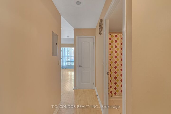 Property Photo:  33 Elm Drive W 906  ON L5B 4M2 