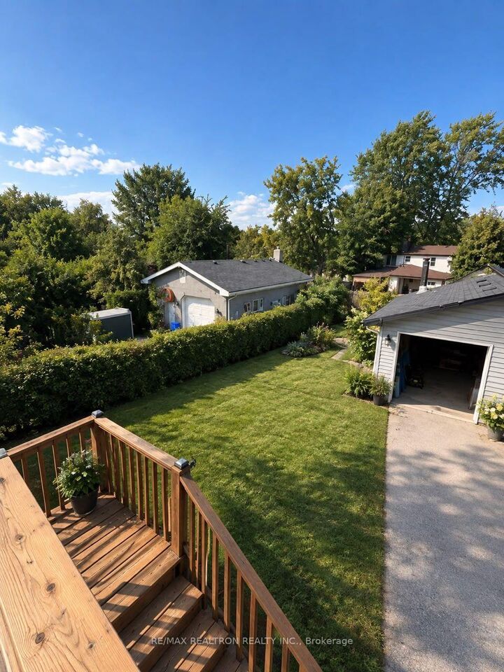 Property Photo: 280 Hillcrest Road N Upper ON L4P 3C8