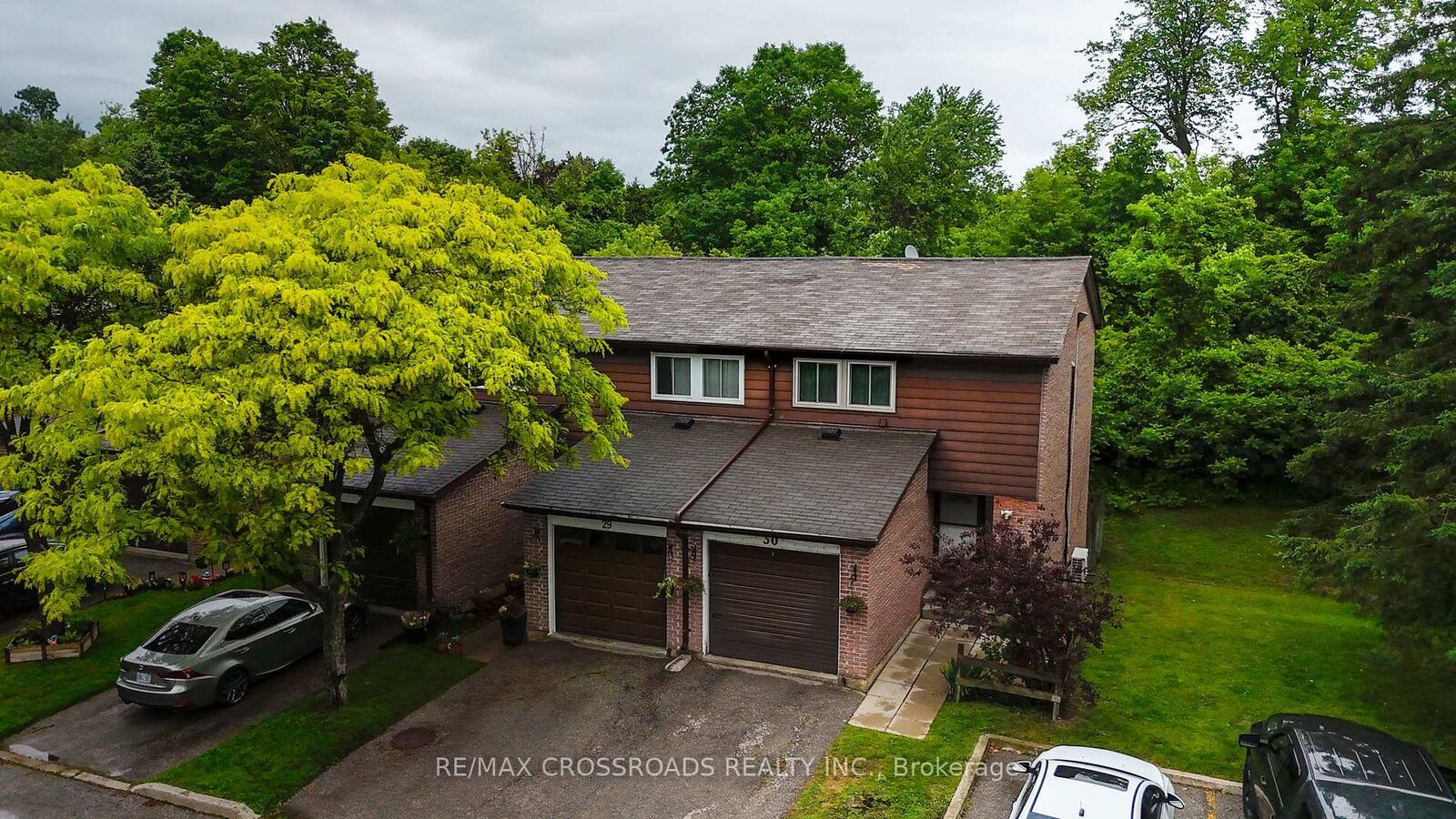 Property Photo:  350 Camelot Court 30  ON L1G 6P7 