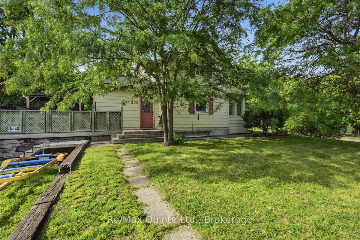 Property Photo:  235 Pine Street  ON K8N 2N3 