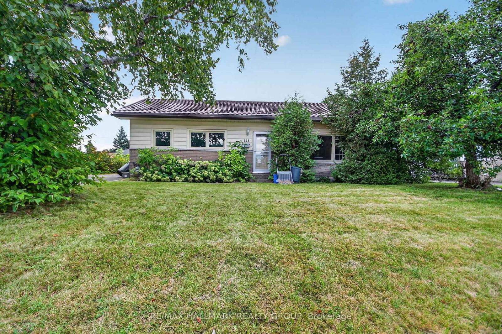 Property Photo: 118 Knoxdale Road ON K2G 1A7
