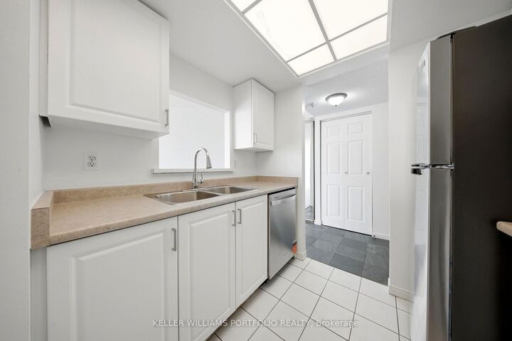 Property Photo:  5 Concorde Place 2910  ON M3C 3M8 