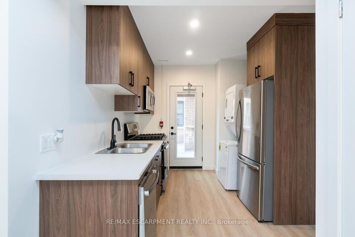Property Photo:  127 Victoria Avenue S 4  ON L8N 2S9 