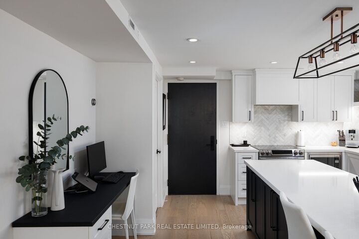 Property Photo: 40 Oaklands Avenue 203 ON M4V 2Z3