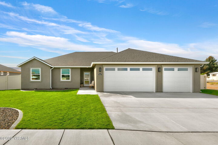 Property Photo: 4610 W Oak Ave WA 98903