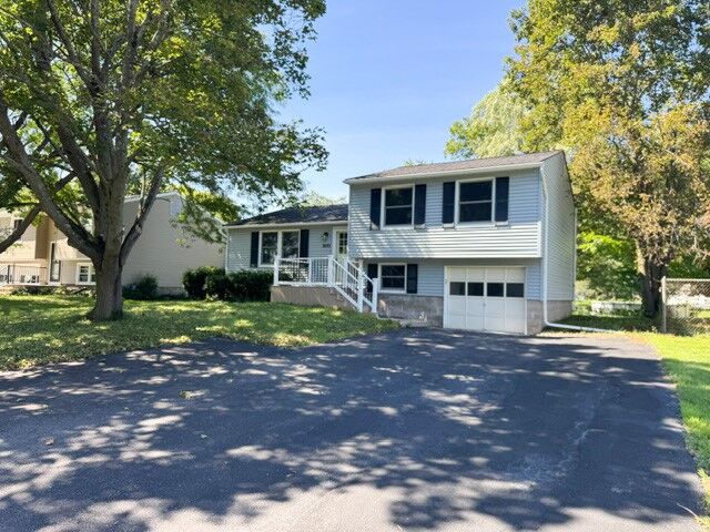 Property Photo:  1531 Redfern Drive  NY 14425 