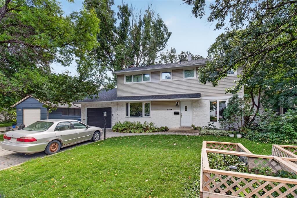 Property Photo:  2514 Pinewood Drive  MB R3J 0C4 