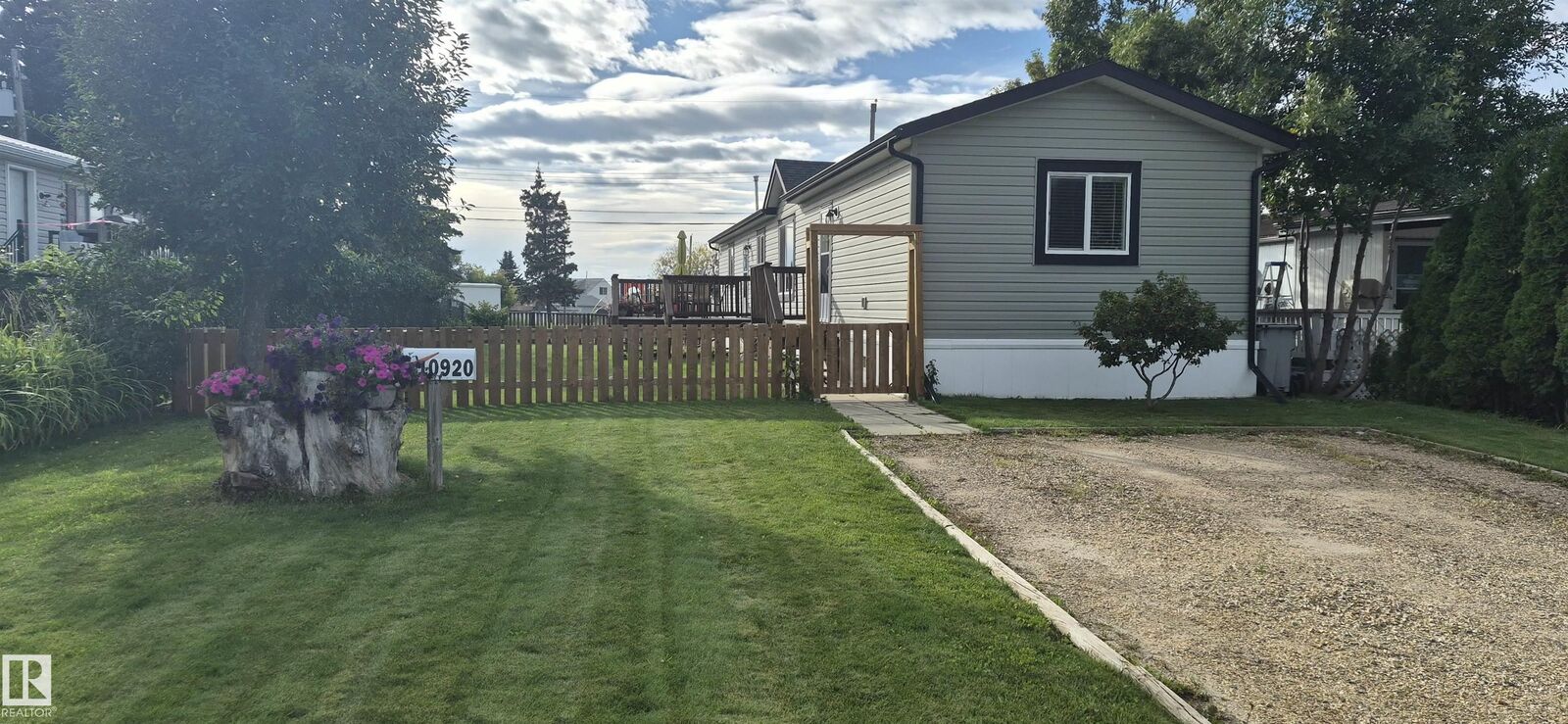 Property Photo:  10920 100 Avenue  AB T7P 1N1 