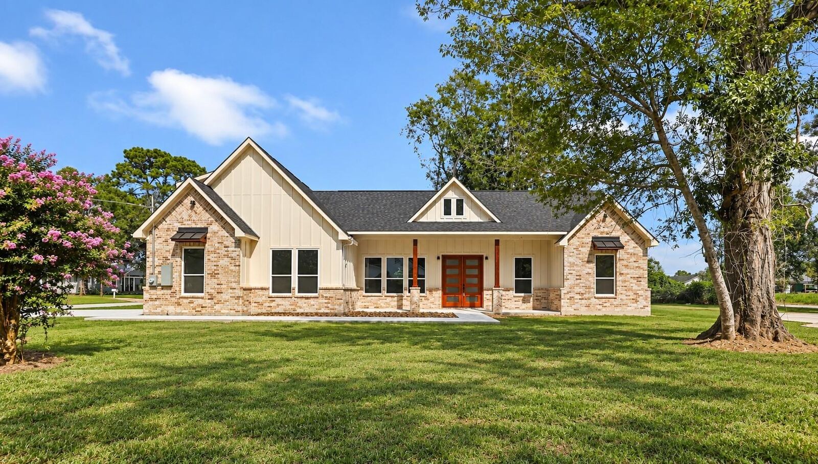 Property Photo: 1302 Lamar Street TX 77575