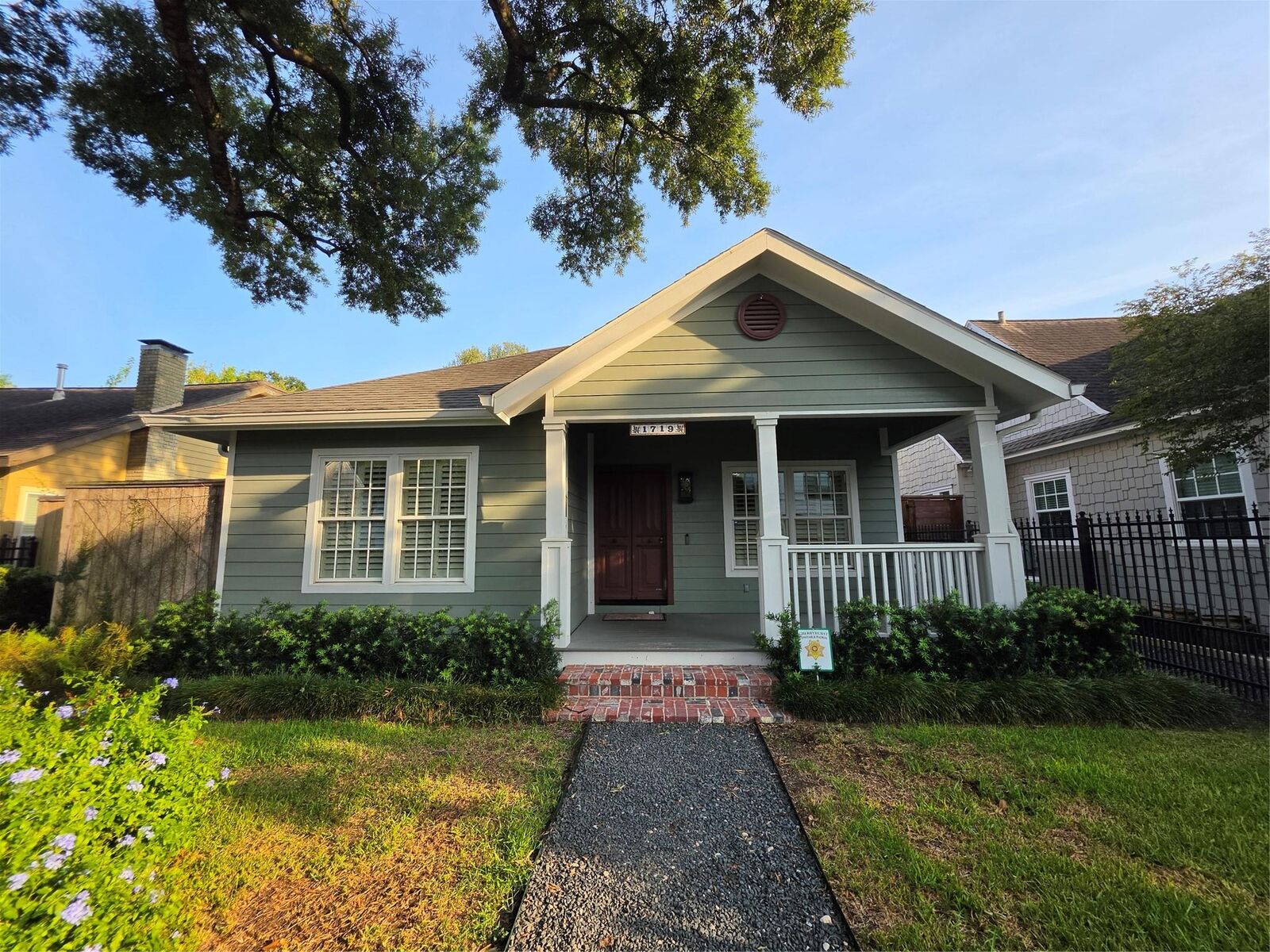 Property Photo: 1719 Fairview Avenue TX 77006