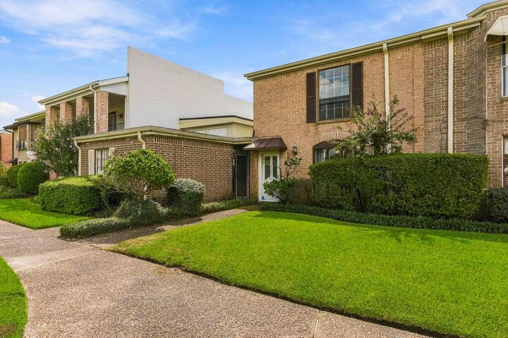 Property Photo: 1305 Town Circle 4 TX 77520