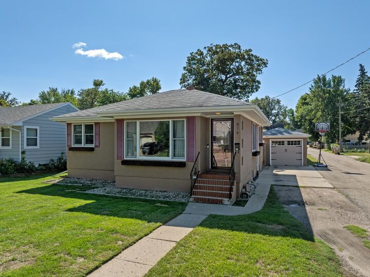 Property Photo:  914 1st Ave SE  ND 58701 