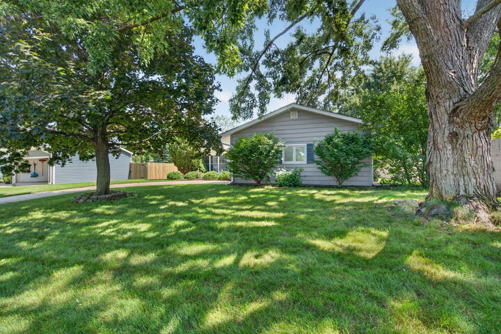 Property Photo:  2021 Lancaster Lane  IL 60189 