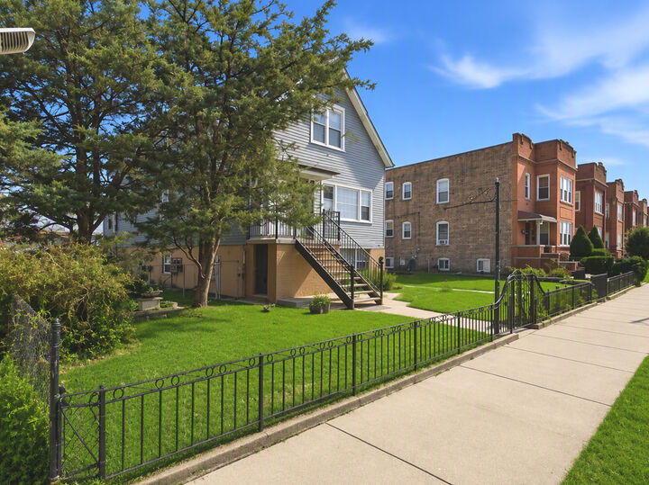 Property Photo:  6042 W Addison Street  IL 60634 
