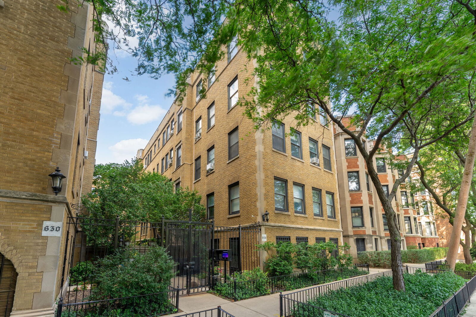 Property Photo:  626 W Waveland Avenue 3B  IL 60613 