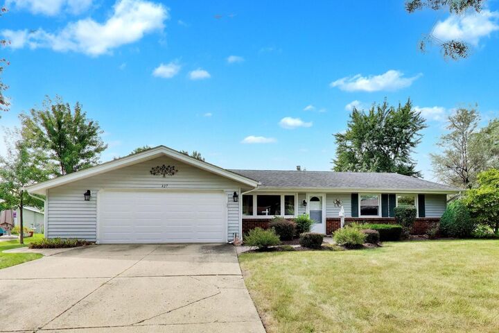Property Photo: 427 Kent Court IL 60193