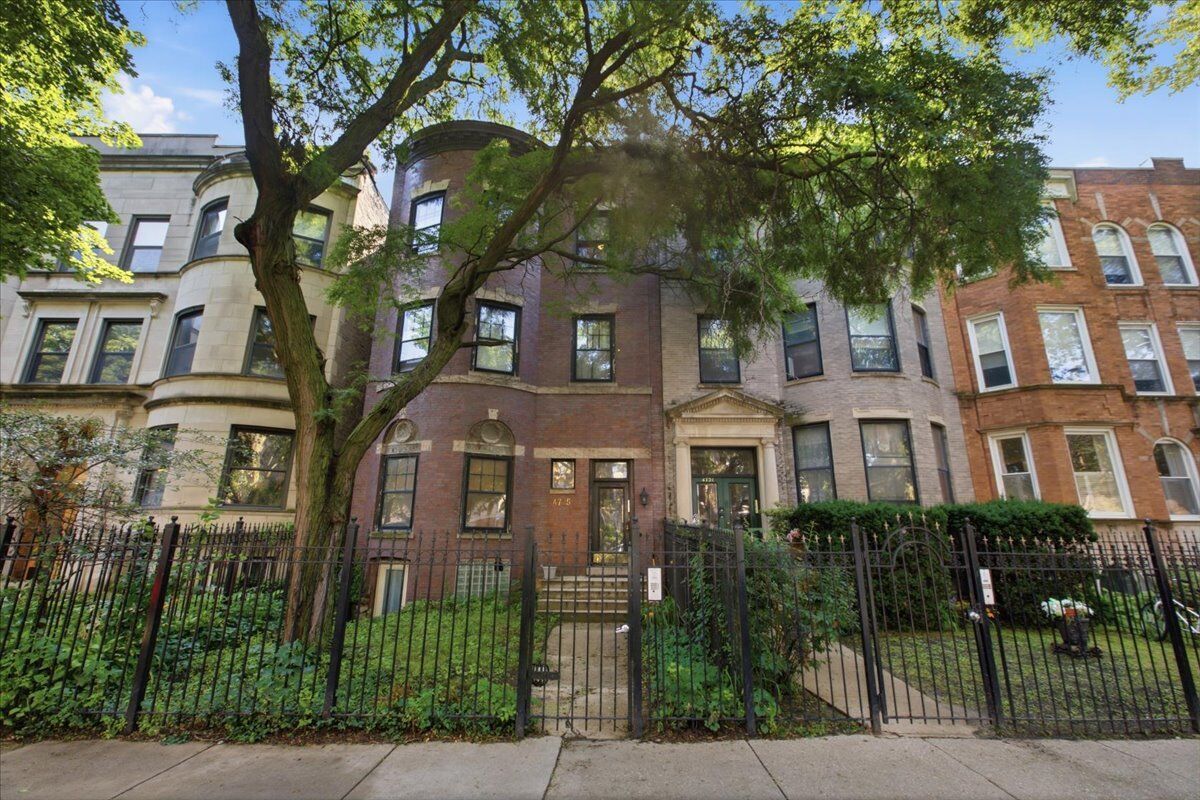 Property Photo: 4725 N Kenmore Avenue IL 60640