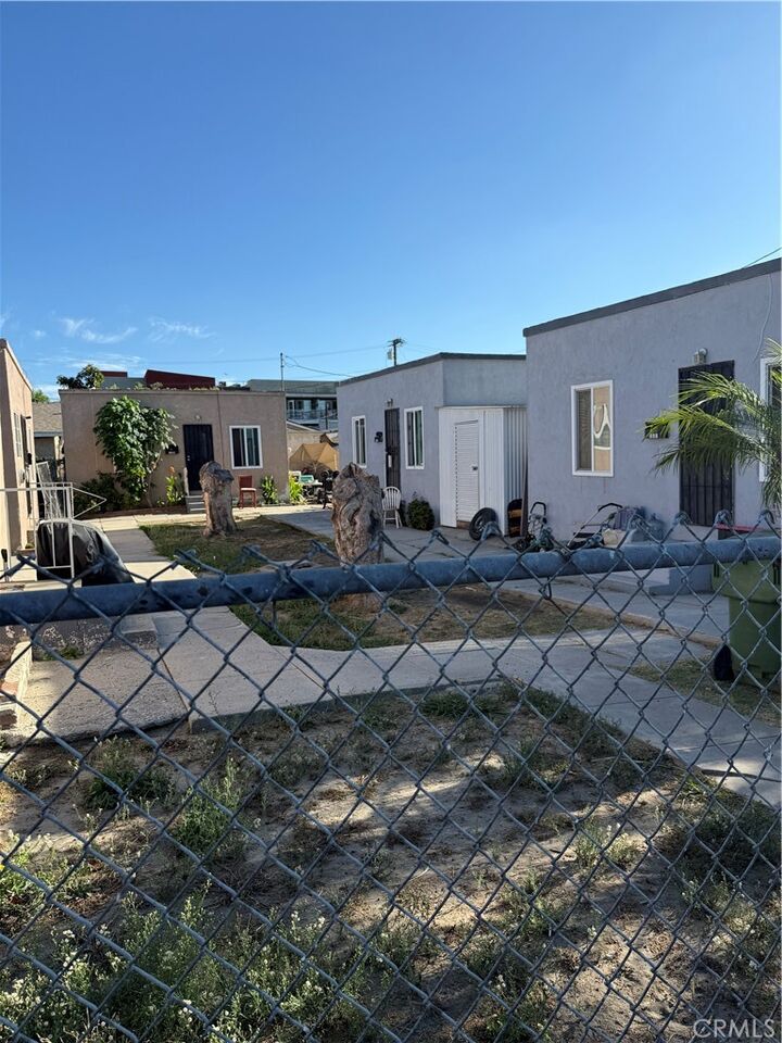 Property Photo:  208 E Poplar  CA 90220 