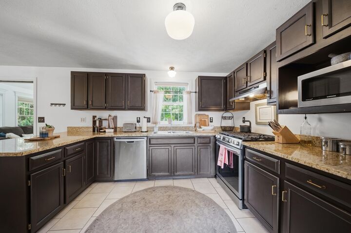 Property Photo:  89 Stonington Drive  NH 03109 