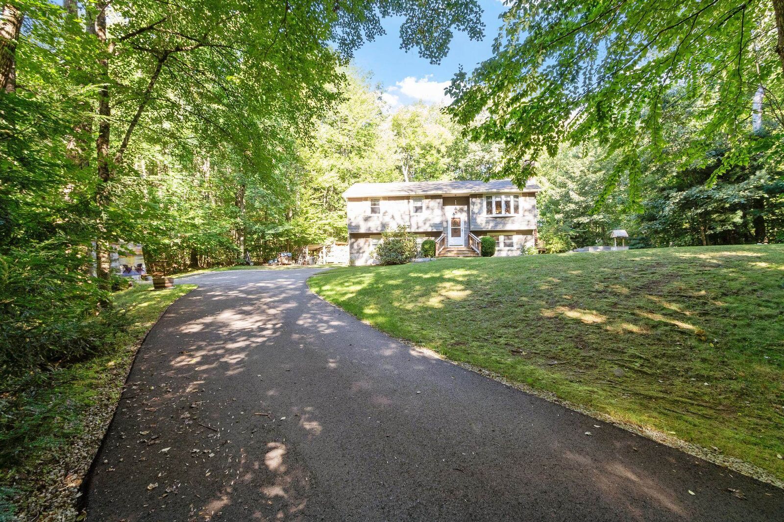 Property Photo:  9 Sherwood Road  NH 03053 