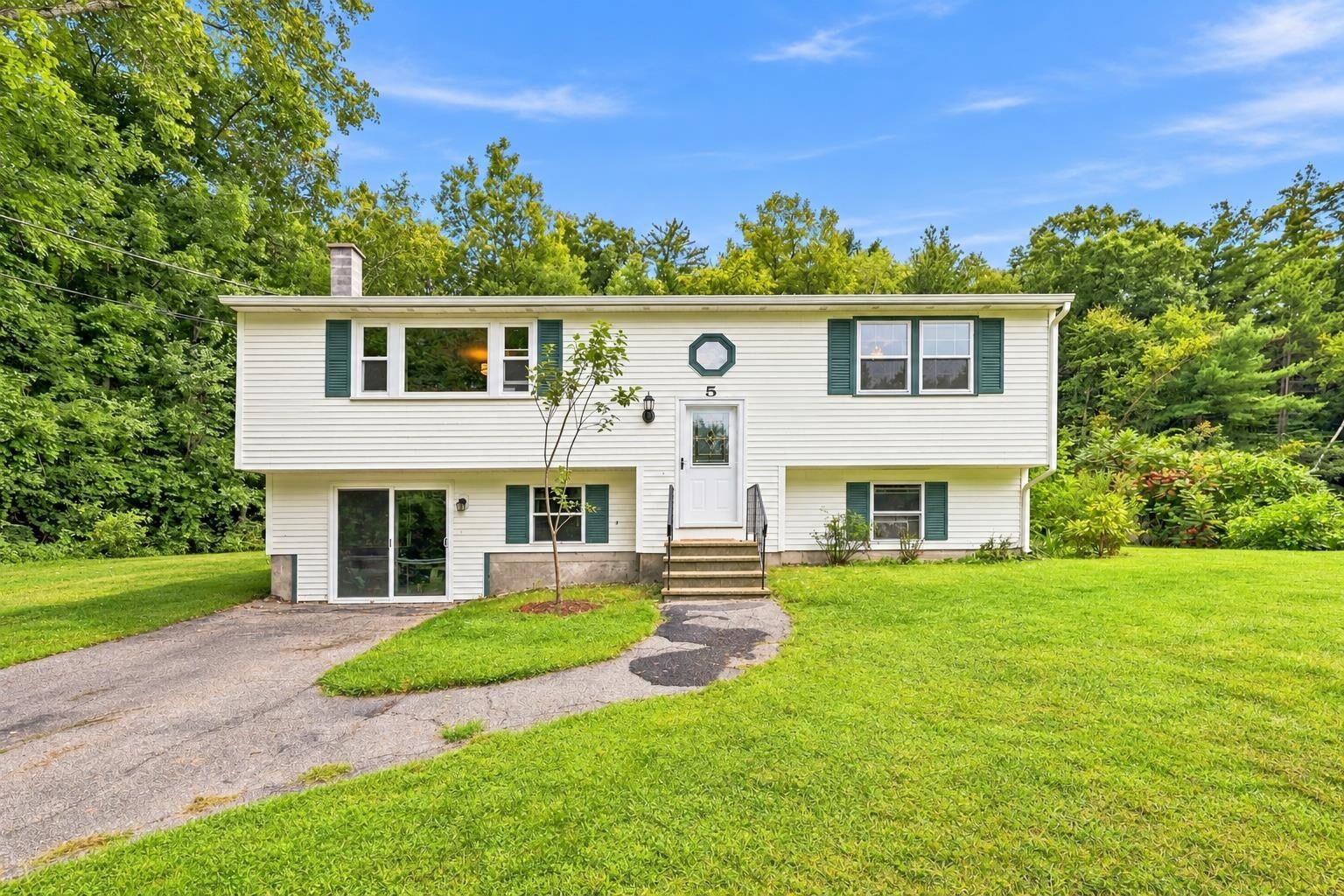 Property Photo: 5 Mont Vernon Drive NH 03053